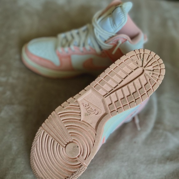 Worn once women’s nike sneakers size 7.5 in pink - Picture 2 of 3